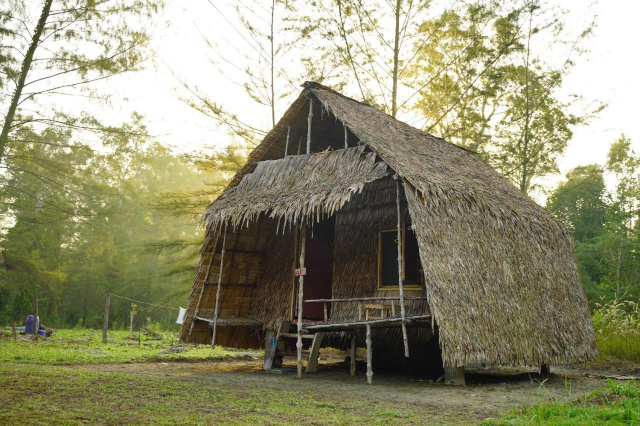 Mr. Chuoi Bar And Hut Hotel Ko Phra Thong Exterior photo